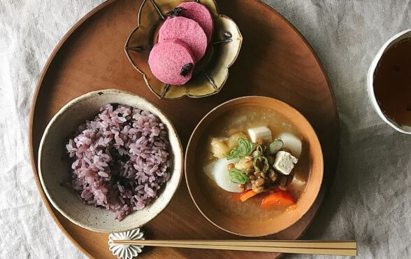 Ichiju issai: bữa ăn bao gồm một món canh, một món ăn kèm.